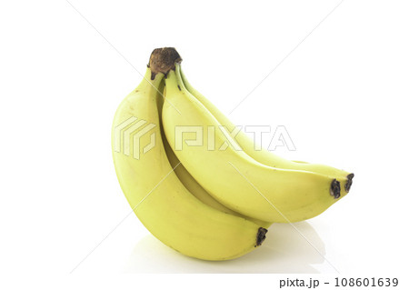 新鮮な黄色いバナナ 108601639
