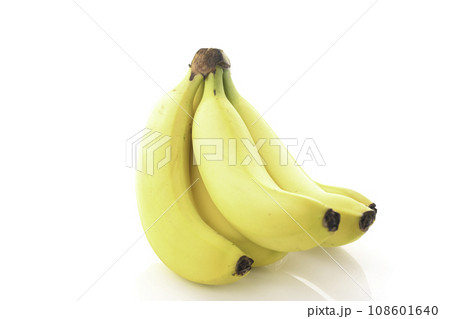 新鮮な黄色いバナナ 108601640