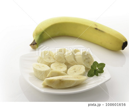 新鮮な黄色いバナナ 108601656