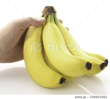 新鮮な黄色いバナナ 108601662