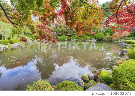 秋のもみじ公園の風景　山形県山形市 108602073
