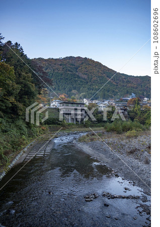 初秋の丹波川 108602696