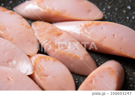 魚肉ソーセージ(斜め切り)をフライパンで炒める調理シーン。 108603247