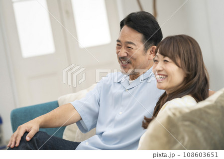 笑顔の50代の夫婦　 108603651