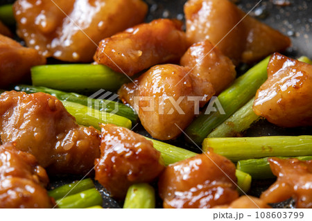 鶏ぼんじりとにんにくの芽の炒め物、調理シーン。 108603799