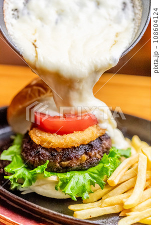 チーズたっぷりの鉄板ハンバーガー 108604124