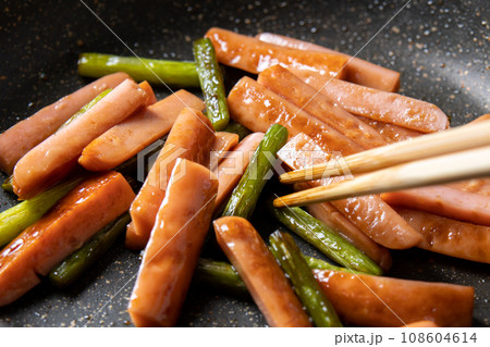 魚肉ソーセージとにんにくの芽の炒め物、調理シーン。 魚肉ソーセージとにんにくの芽の炒め物、調理シーン。 108604614