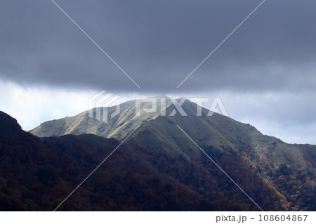次郎笈の山容　（徳島県　丸笹山より） 108604867