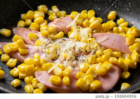魚肉ソーセージとコーンの炒め物(チーズ焼き)、調理シーン。 108604956