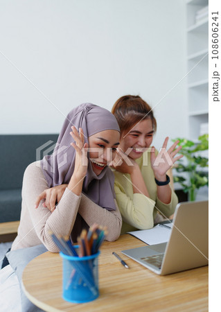 Muslim undergraduates and Asian women are studying online using computers 108606241