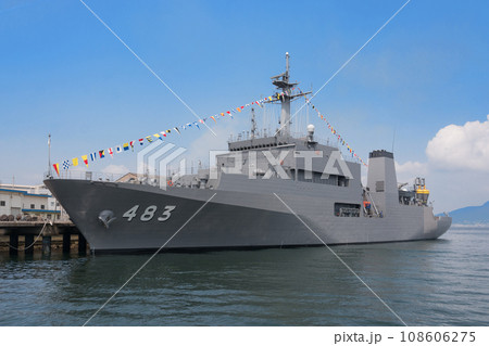 満艦飾の海上自衛隊敷設艦ARC-483むろとの写真素材 [108606275