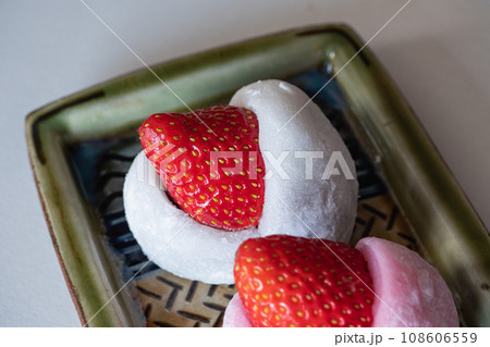 縁起の良い紅白の苺大福。大福で餡子と苺を包んだ和菓子。 縁起の良い紅白の苺大福。大福で餡子と苺を包んだ和菓子。 108606559