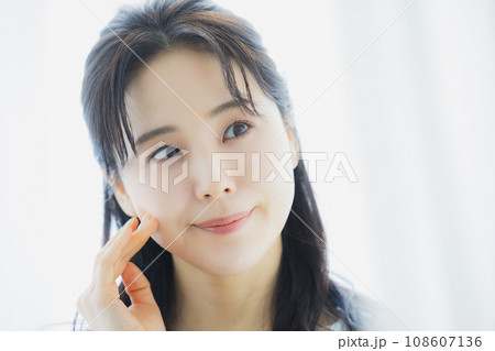 スキンケアをする若い女性 スキンケアをする若い女性 108607136