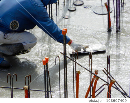 コンクリートスラブの均し仕上げ コンクリートスラブの均し仕上げ 108607409