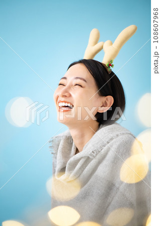 クリスマス　トナカイ　女性 108607968