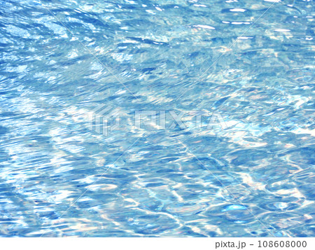 さざ波が立った透き通った水面の波紋 108608000