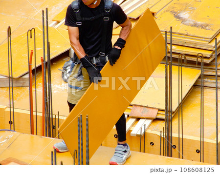 鉄筋コンクリートの型枠工事中 鉄筋コンクリートの型枠工事中 108608125