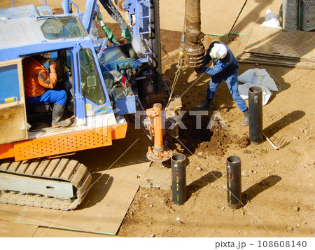 杭打ち作業中の工事現場 杭打ち作業中の工事現場 108608140