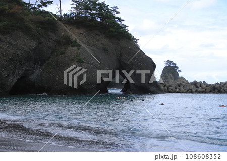 【岩手県】大古の宮古層群が露になる蛸の浜海水浴場 【岩手県】大古の宮古層群が露になる蛸の浜海水浴場 108608352