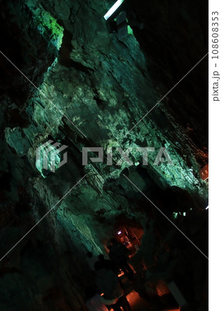 【岩手県】天然の鍾乳石がそびえる龍泉洞の月宮殿 108608353