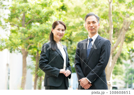 ビジネス　新緑　男女　2人 108608651