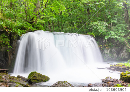 青森県十和田市 夏の奥入瀬渓流 銚子の滝 青森県十和田市 夏の奥入瀬渓流 銚子の滝 108608905