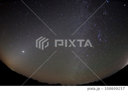 冬の天の川を横切る流れ星と人工衛星とオリオン座 108609257
