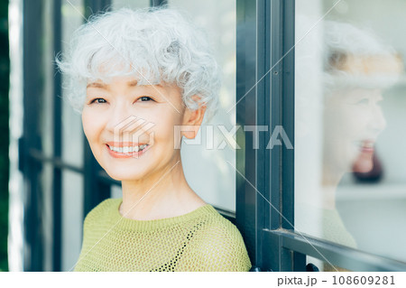 シニアの女性のビューティ シニアの女性のビューティ 108609281