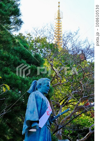 土方歳三像と五重塔 108610530