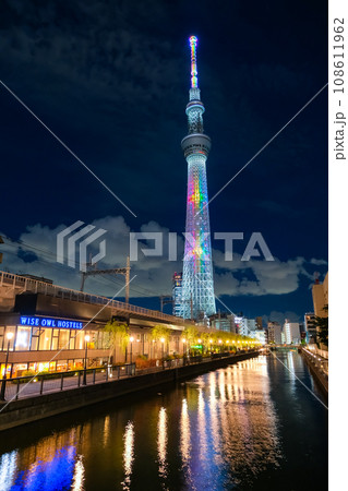 東京都墨田区 源森橋から見る東京スカイツリーの夜景と東京ミズマチ 東京都墨田区 源森橋から見る東京スカイツリーの夜景と東京ミズマチ 108611962
