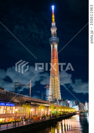 東京都墨田区 源森橋から見る東京スカイツリーの夜景と東京ミズマチ 東京都墨田区 源森橋から見る東京スカイツリーの夜景と東京ミズマチ 108611963