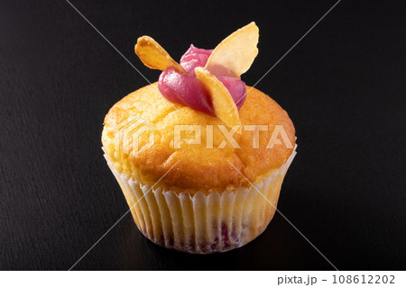 [マフィン]　むらさき芋クリーム　さつまいもチップス 108612202