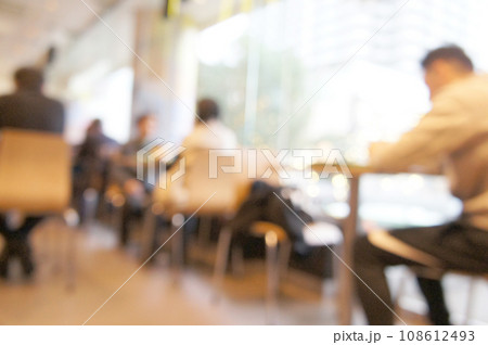 多くの客で賑わうカフェの店内（ぼかし） 108612493