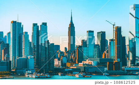 ニューヨーク　マンハッタンの朝焼け 108612525