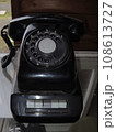 黒いダイヤル式電話 108613727