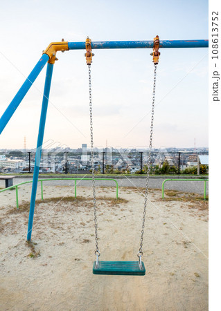 【釜ヶ洞北公園】夕暮れ時のブランコのある公園 108613752