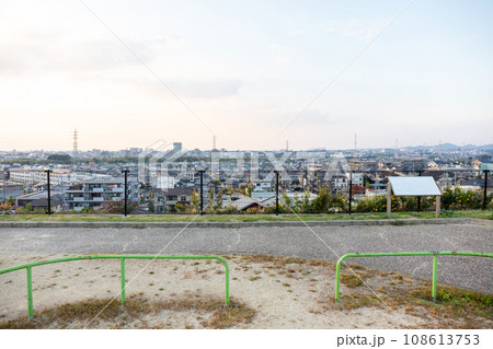 【釜ヶ洞北公園】夕暮れ時の公園から見た街並み 108613753