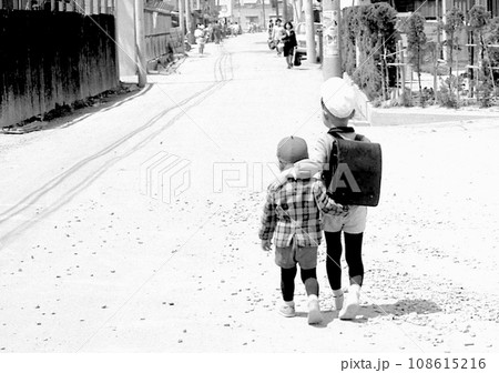 昭和30年代の幼い兄弟 108615216