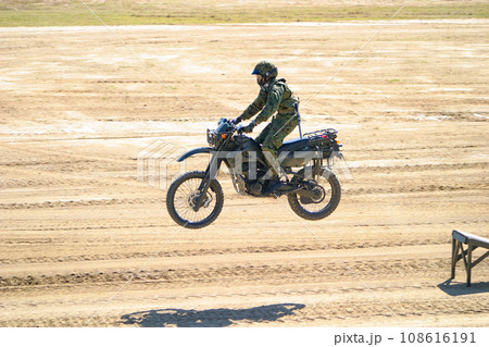 訓練展示でジャンプする陸上自衛隊のオートバイ 訓練展示でジャンプする陸上自衛隊のオートバイ 108616191