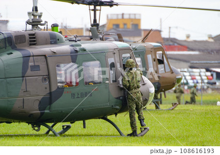 離陸準備中の陸上自衛隊のヘリコプター UH-1H 108616193