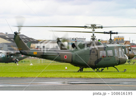 離陸準備中の陸上自衛隊のヘリコプター UH-1H 離陸準備中の陸上自衛隊のヘリコプター UH-1H 108616195