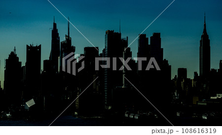 ニューヨーク　マンハッタンのシルエット 108616319