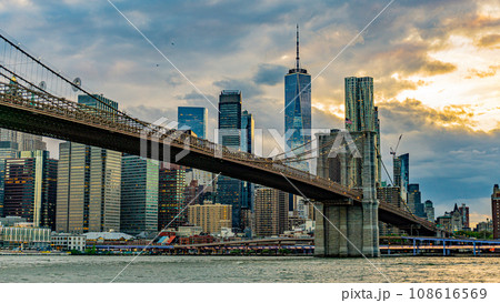 ブルックリンより望むマンハッタンの夕焼け(ニューヨーク) ブルックリンより望むマンハッタンの夕焼け(ニューヨーク) 108616569