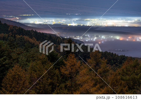 《山梨県》富士山の麓・霧に包まれた忍野村の夜景 108616613