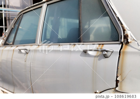 古びた国産車　イメージ 108619683