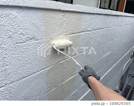 ブロック塀をシリコン塗料(溶剤)で中塗り塗装② 108620305