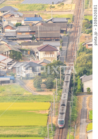 【予讃線】観音寺市街地を通過する特急列車 【予讃線】観音寺市街地を通過する特急列車 108620881
