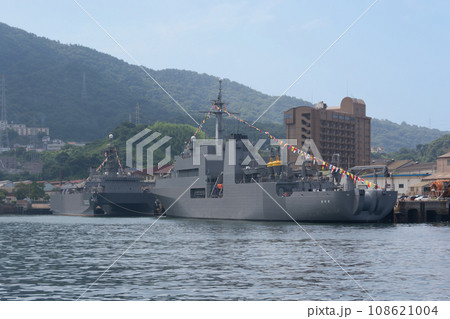 満艦飾の海上自衛隊敷設艦むろと＆音響測定艦はりま 108621004