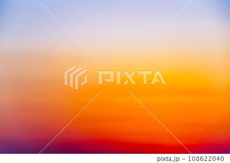 日暮れの西の空の夕焼けと遠い飛行機雲　a-2 高彩度コントラスト 108622040