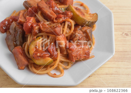 夏野菜とベーコンのトマトソースパスタ 108622366